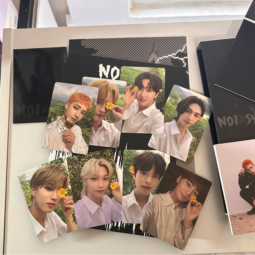Stray Kids Noeasy album with all pre-order benefits and extras !